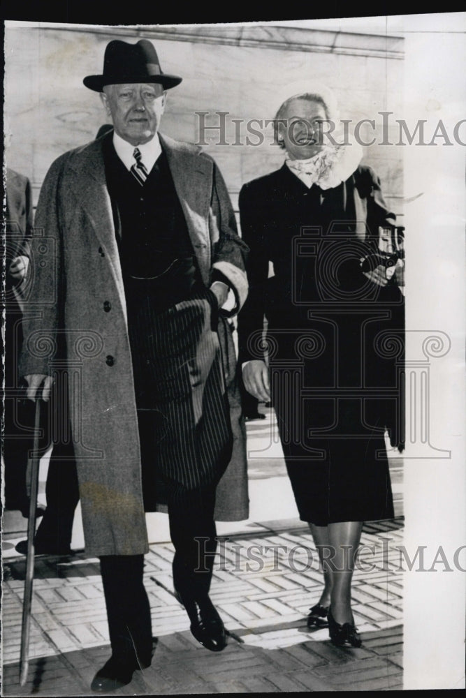 1952 Press Photo John Davis leaves the court with his daughter Mrs. Healy. - Historic Images