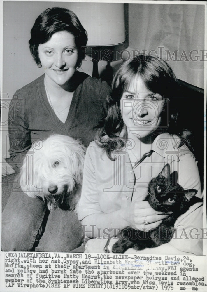 1975 Press Photo Bernadine Davis and her cat &amp; Elizabeth North and her dog - Historic Images