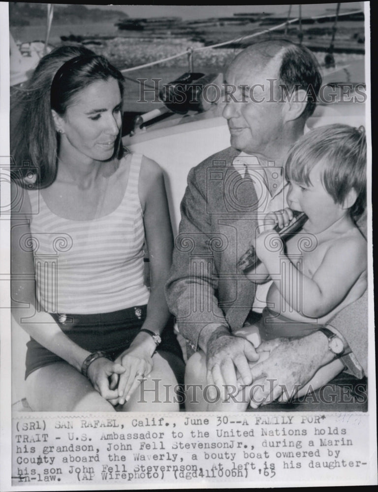 1965 Press Photo UN Ambassador Stevenson Poses With Daughter-In-Law And Grandson - Historic Images