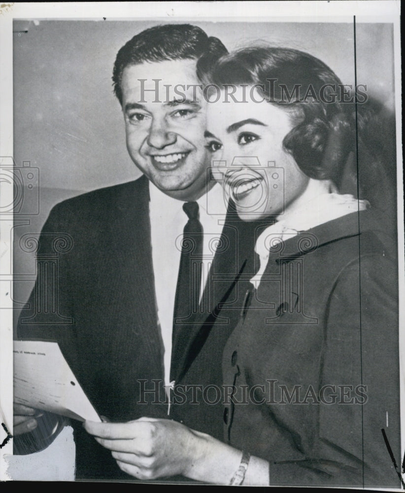 1959 Press Photo Actress Barbara Rush &amp; Warren Cowan Apply For Marriage License - Historic Images