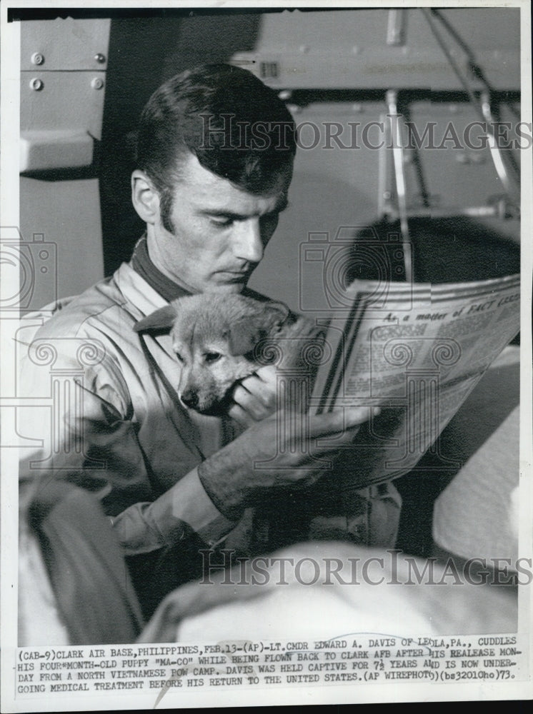 1973 Press Photo CMDR Edward Davis with his puppy Ma Co - Historic Images