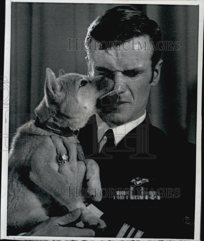 1973 Press Photo Cmdr Edward davis gets a kiss from Ma Co - Historic Images