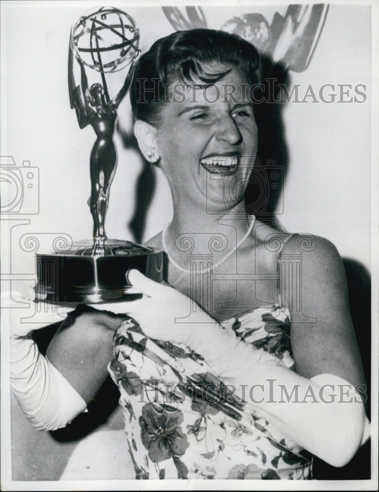 1958 Press Photo Actress Ann Davis received her Emmy Award. - Historic Images