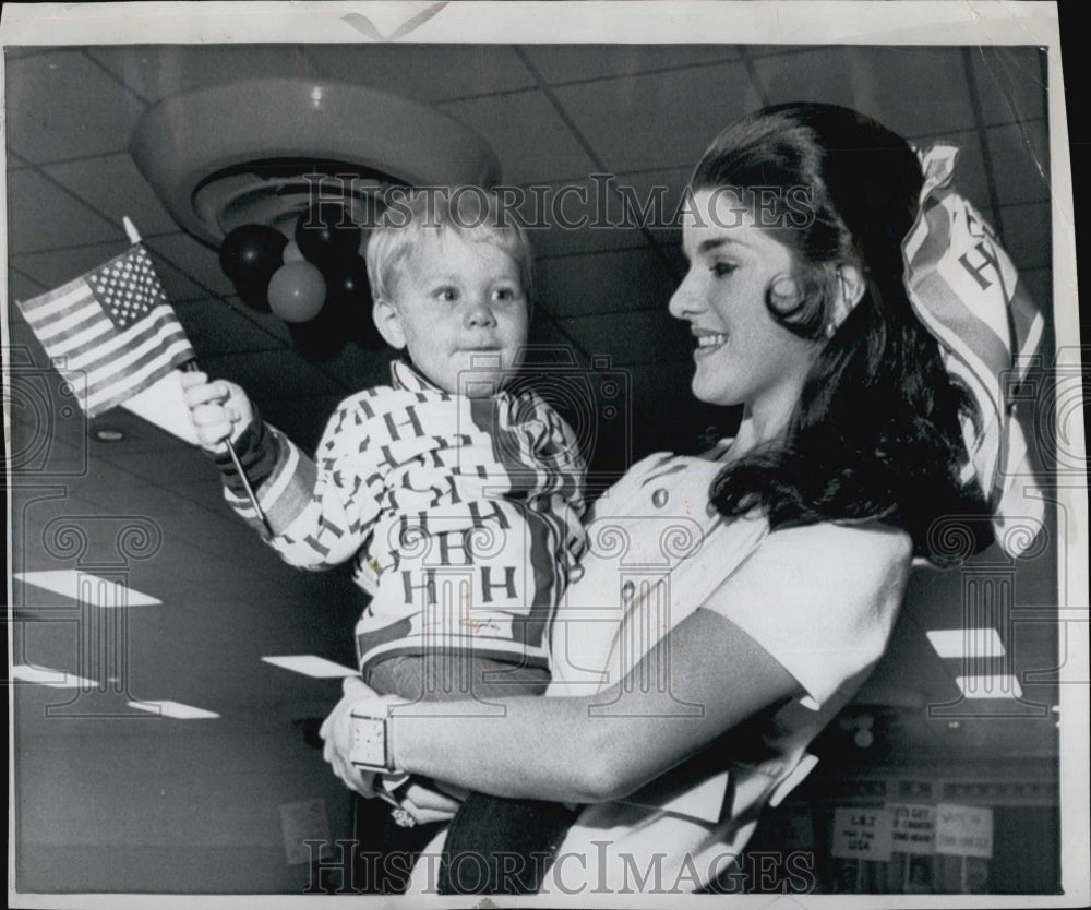 1968 Press Photo Luci Nugent Daughter of President Johnson with Son Patrick - Historic Images