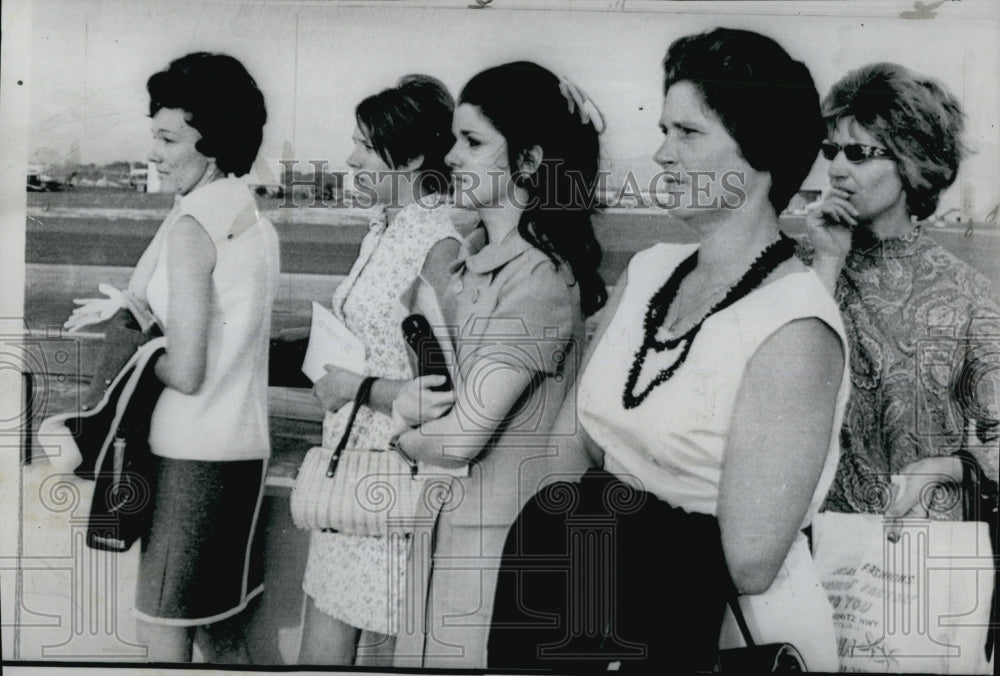 1958 Press Photo Luci Nugent Watches Husband Leave - Historic Images