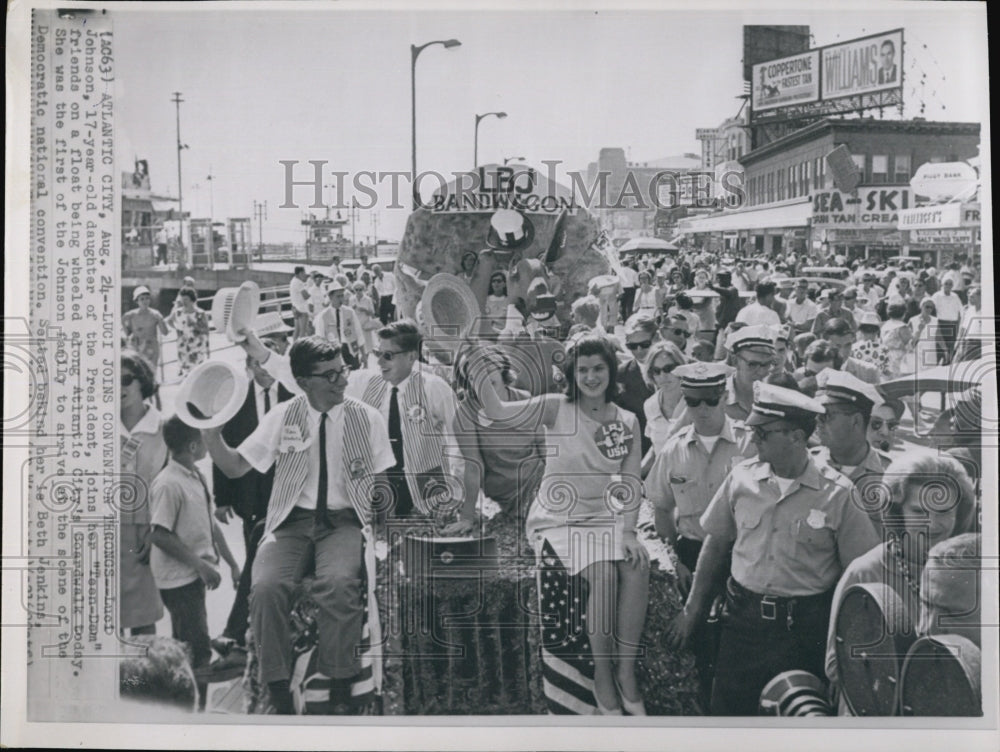 1964 Press Photo Luci Baines Johnson On Float Democratic National Convention - Historic Images