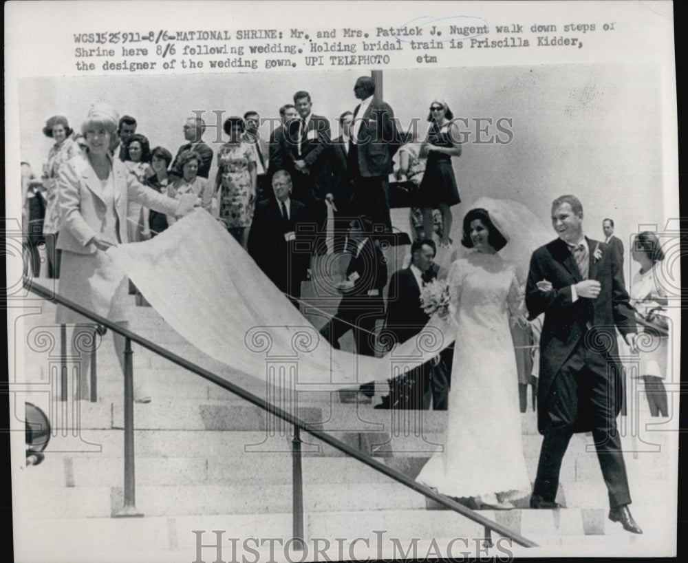1966 Press Photo Mr and Mrs. Patrick J. Nugent walk down steps at Shrine. - Historic Images