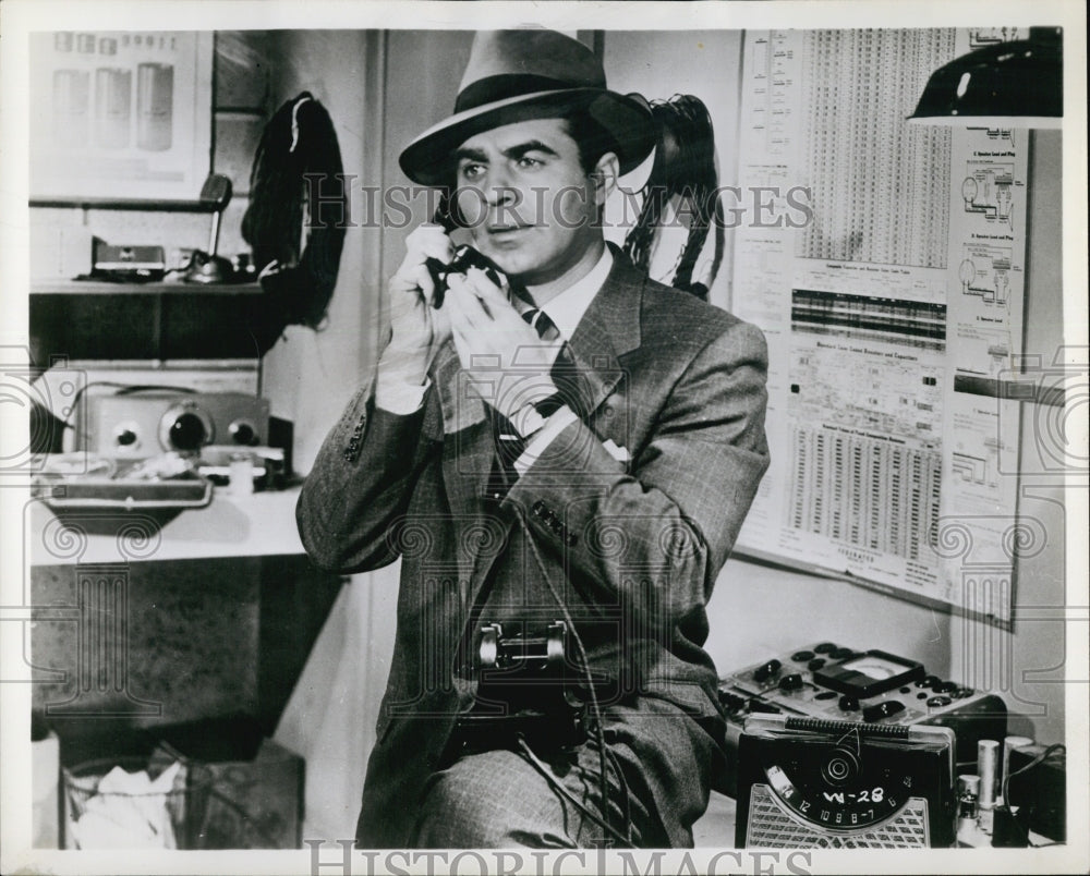 1956 Press Photo Stanley Clements in "Wiretapper Pilgrim" - Historic Images