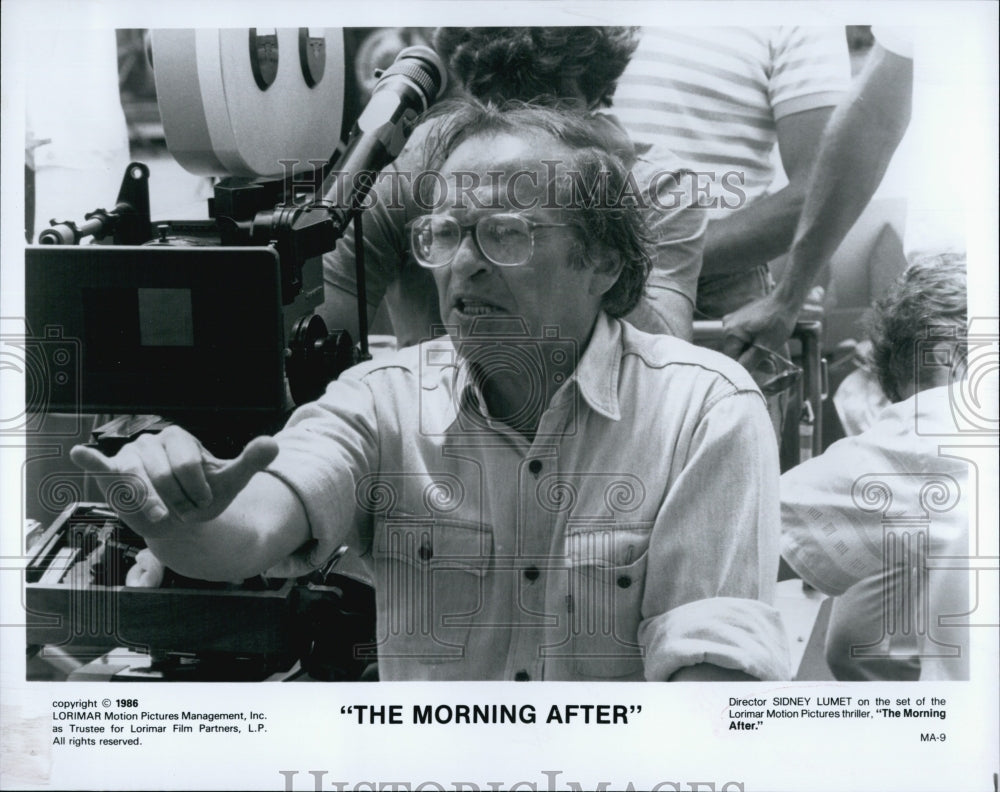 Press Photo America Director Sidney Lumet on set of The Morning After. - Historic Images