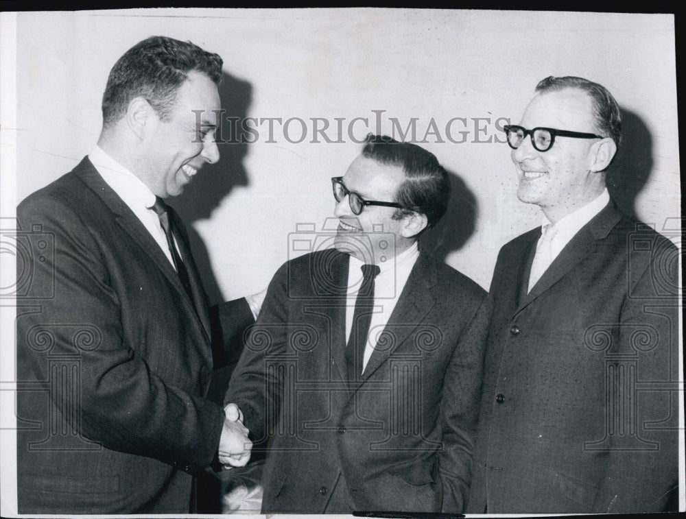 1972 Press Photo Director Sidney Lumet(center) with Joe Di Carlo,Stanto Davis. - Historic Images