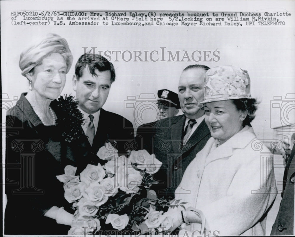 1963 Press Photo Mrs Richard Daley presents a Bouquet to Grand Duchess Charlotte - Historic Images