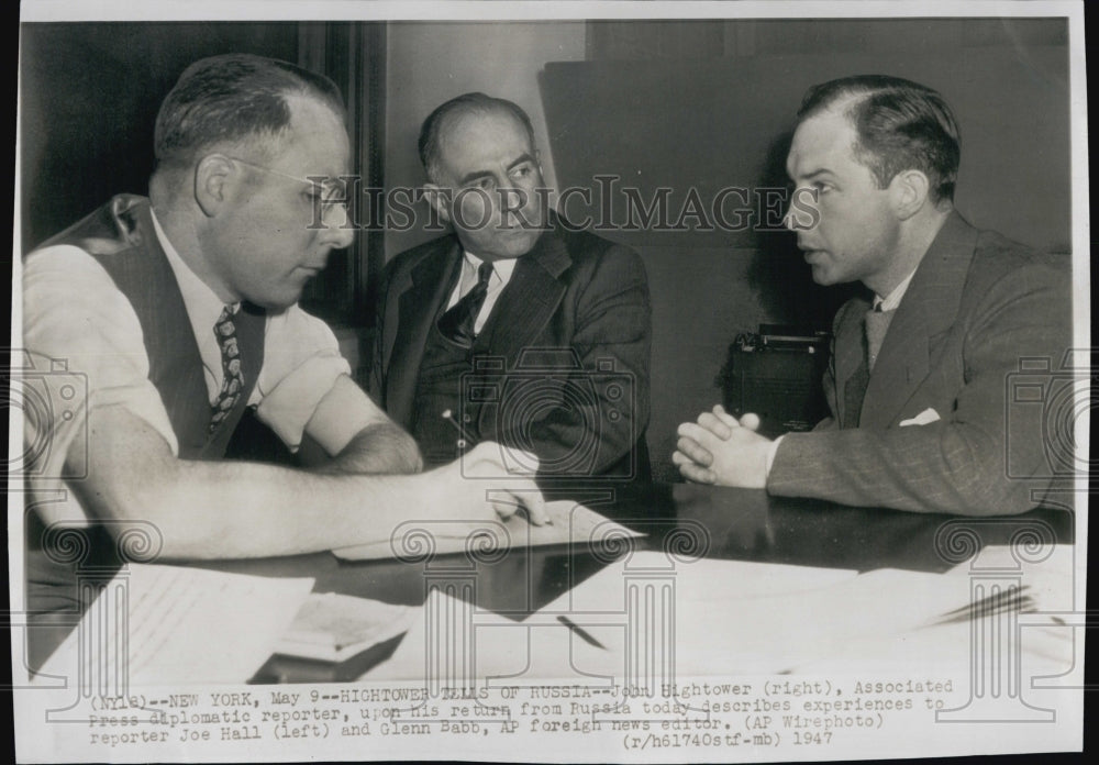 1947 Press Photo John Hightower talks to Reporter Joe Hall & Glen Babb - Historic Images