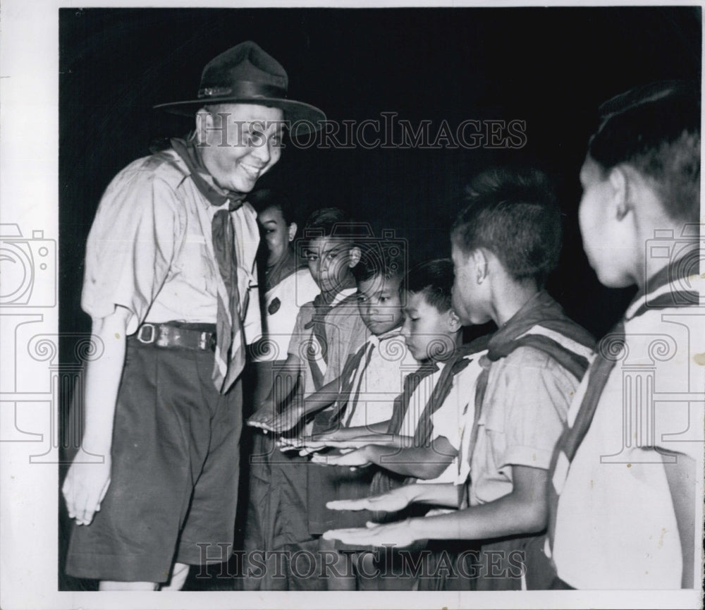 1961 Press Photo U Nu inspects the Burmese Boy Scouts - Historic Images