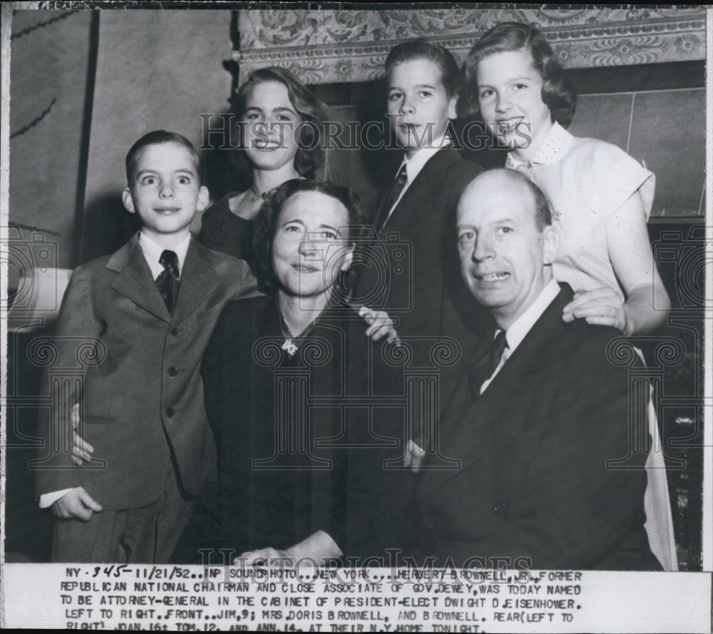 1952 Press Photo Attorney General Herbert Brownell With Members Of Family - Historic Images