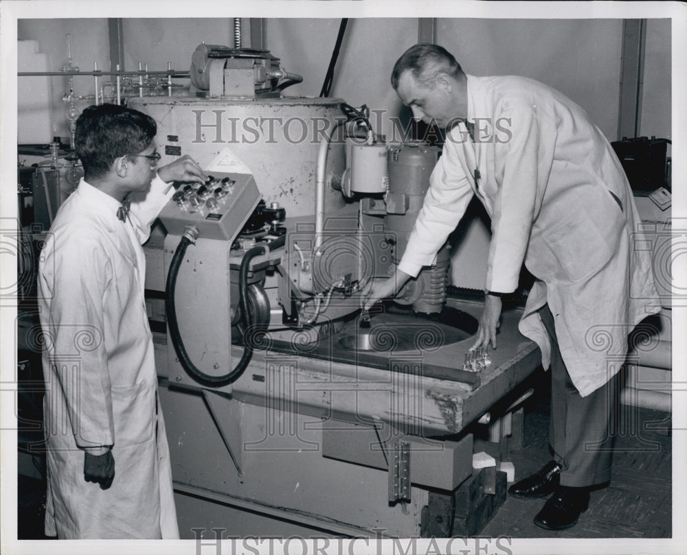 1960 Press Photo Dr Grodon Brownell head Physics research lab Massachusetts Gen - Historic Images
