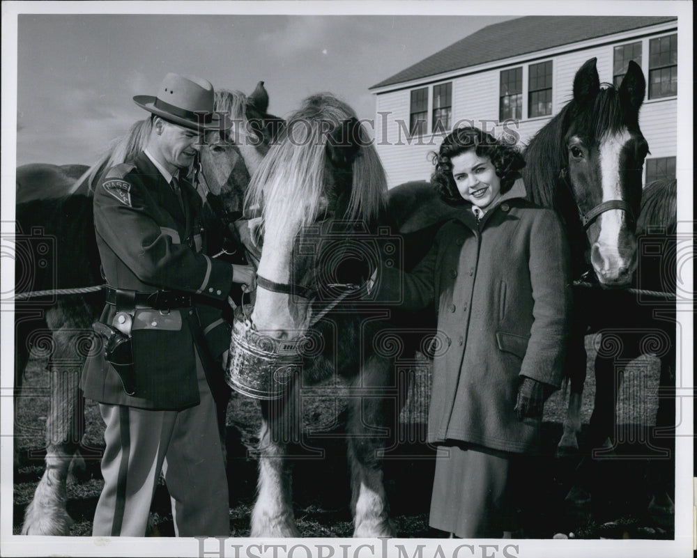 1957 Press Photo Miss Massachusetts Daly Hirsch with Agent Carl Bragner - Historic Images