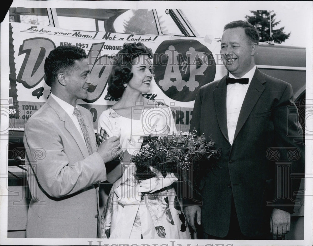 1957 Press Photo During a car raffle Daly Hirsch,Medford Mayor &amp; Alfred Pompeo - Historic Images