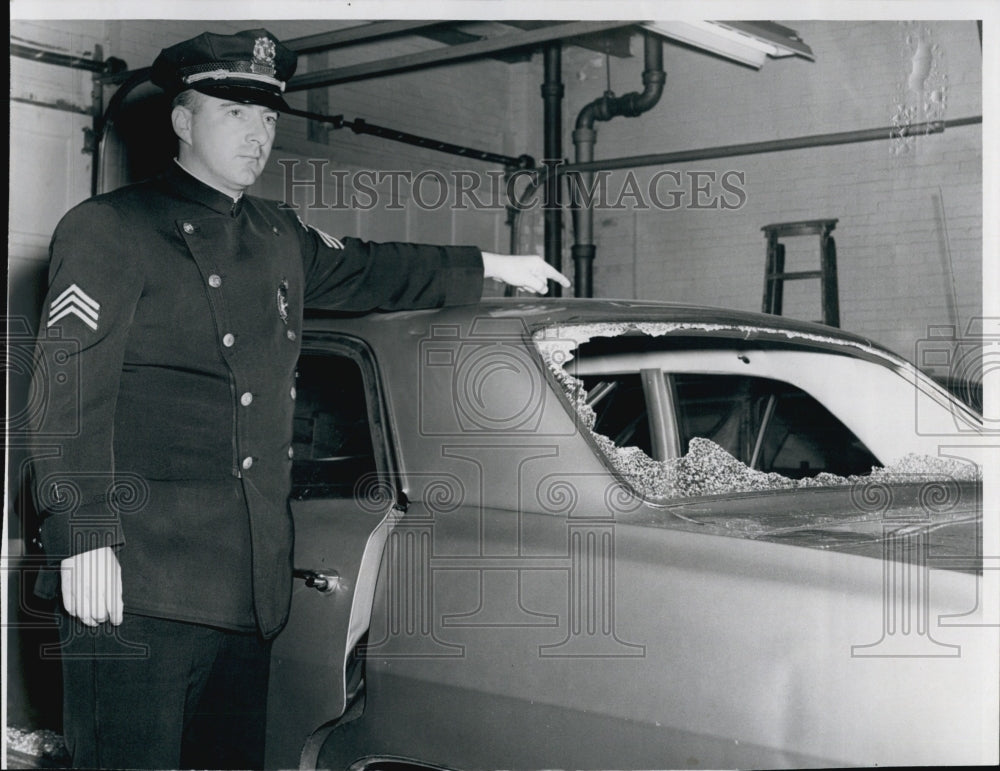 1967 Press Photo Sgt Thomas Higgins and shot up auto - Historic Images