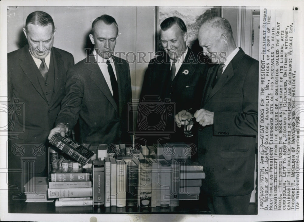 1954 Press Photo Pres RD Weigle of St Johns CollegePres Eisenhower &amp; RF Clevelan - Historic Images