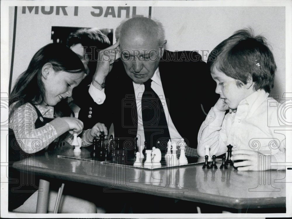 1975 Press Photo Tricia Turner, David Victor, Benjamin Herman "Lucas Tanner" - Historic Images