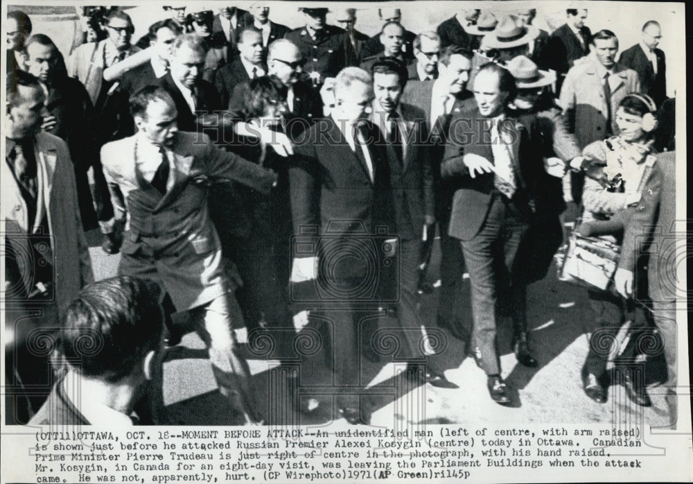 1971 Press Photo Man with arm raised before he attacked Russian Premier Kosygin - Historic Images