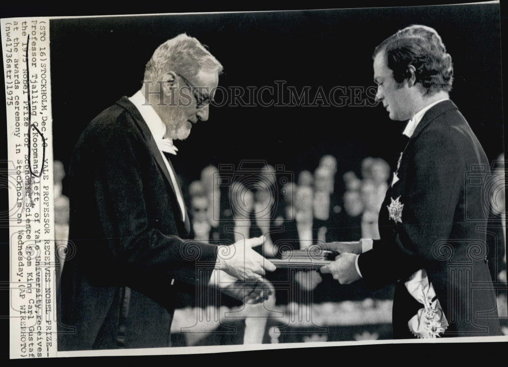 1975 Press Photo Professor Tjalling Koopmans of Yale University, King Gustaf - Historic Images