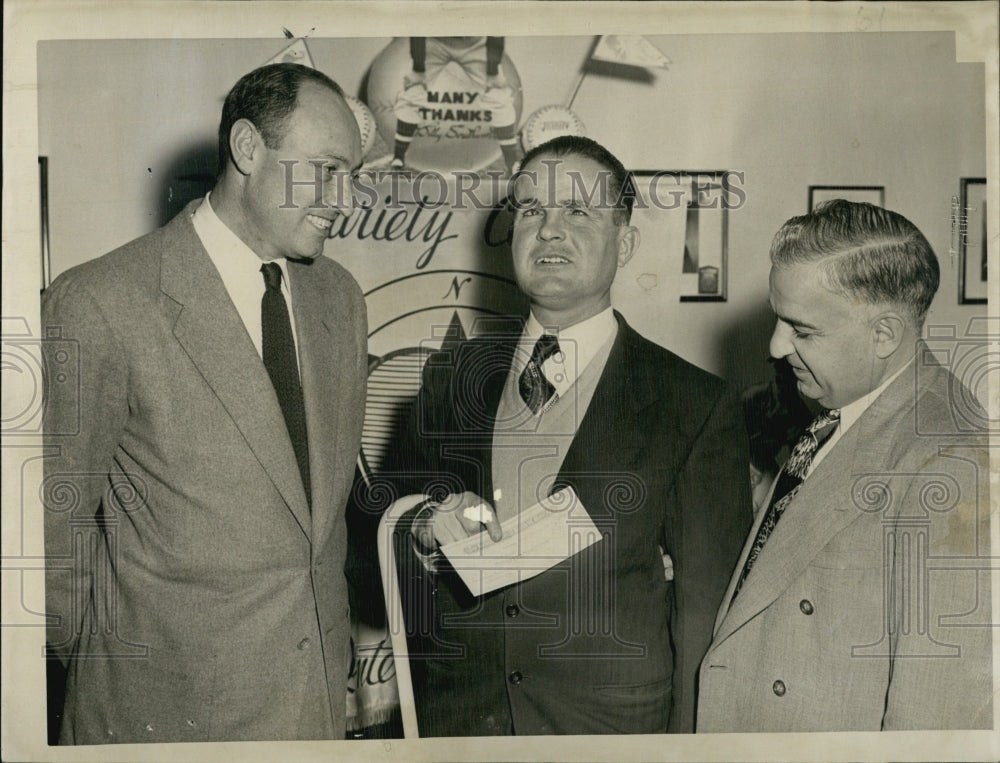 1949 Press Photo Bill Koster, blind newsboy Arthur Hatch, Joe Cifre - Historic Images