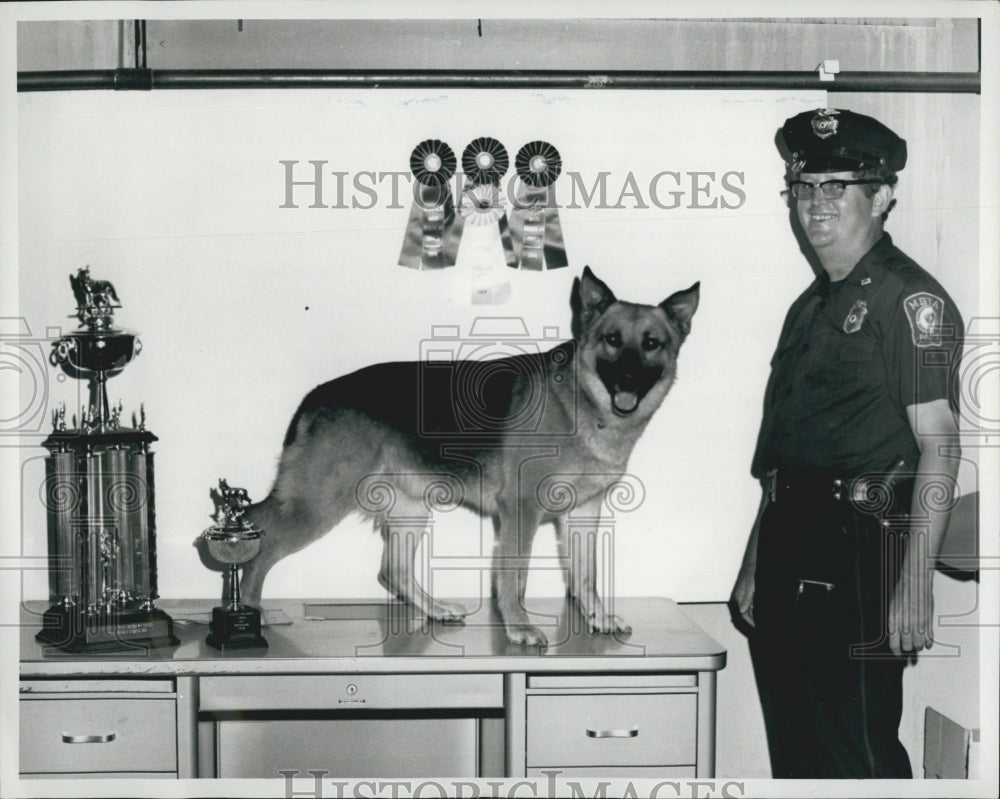 1974 Press Photo MBTA K-9 Butch and his handler, Patrolman Walter Morse - Historic Images