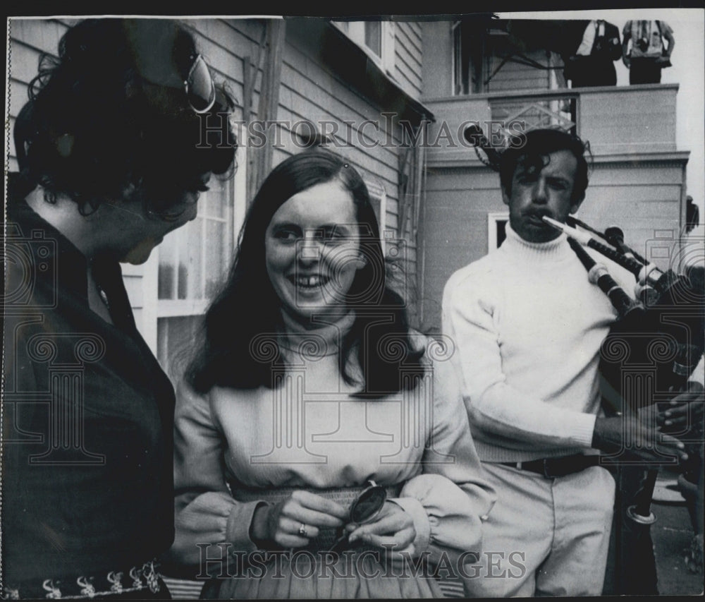 1969 Press Photo Bernadette Devlin Speaks With Playwright Emily Papert - Historic Images