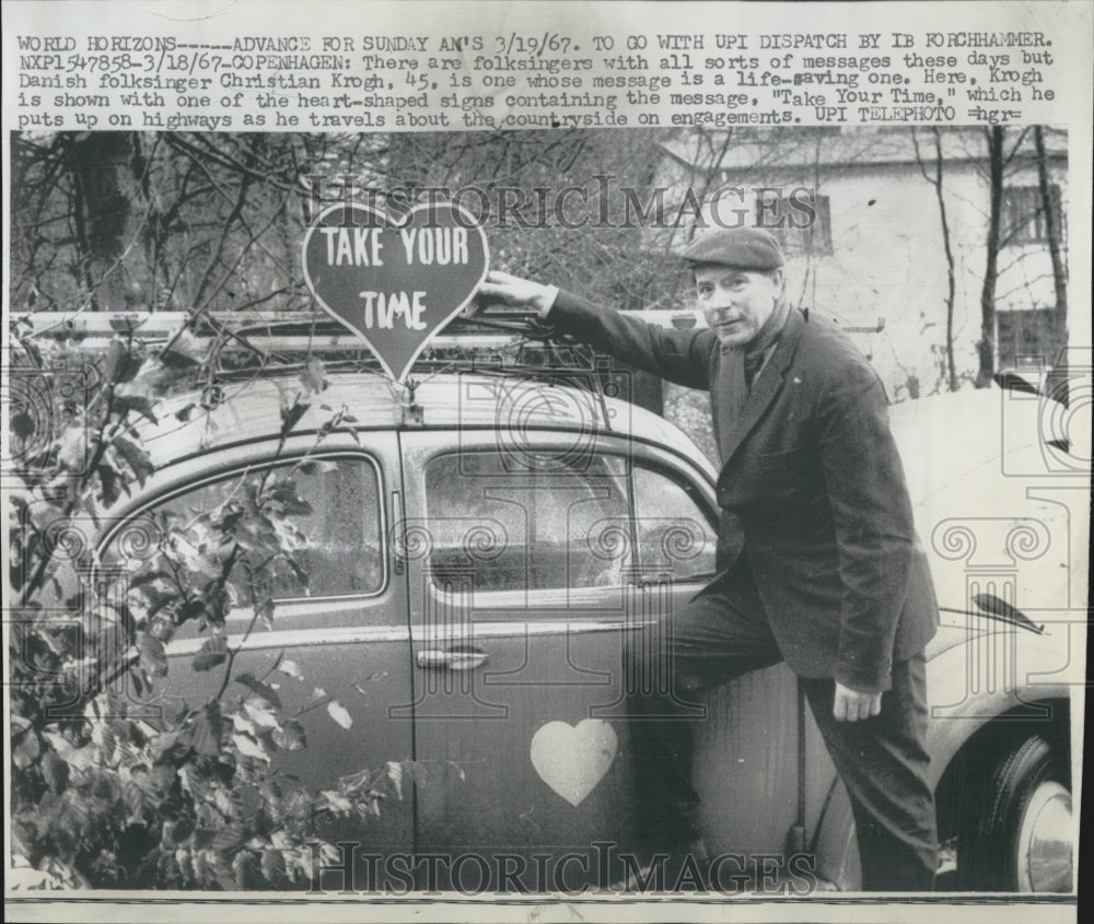 1967 Press Photo Danish Folk Singer Christian Krogh message on heart shaped sign - Historic Images