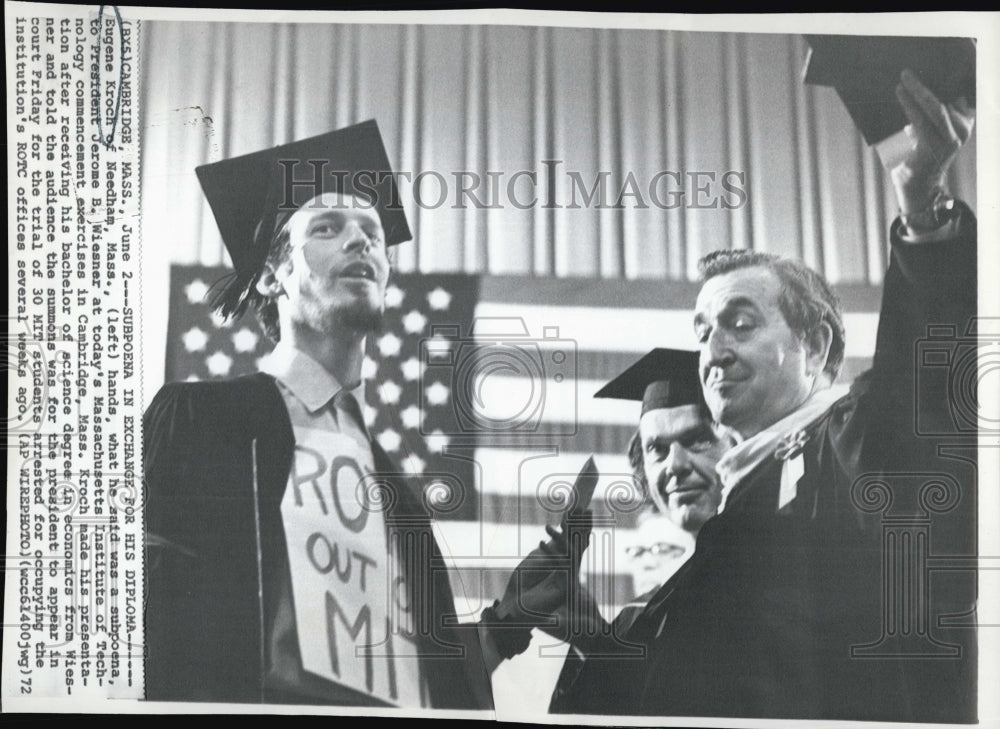 1972 Press Photo Eugene Kroch hands subpoena to President Jerome Wiesner - Historic Images