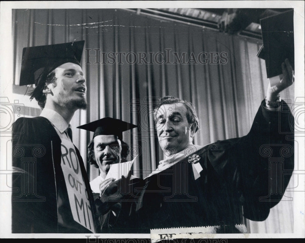 1972 Press Photo Eugene Kroch hands subpoena to MIT President Wiesner - Historic Images