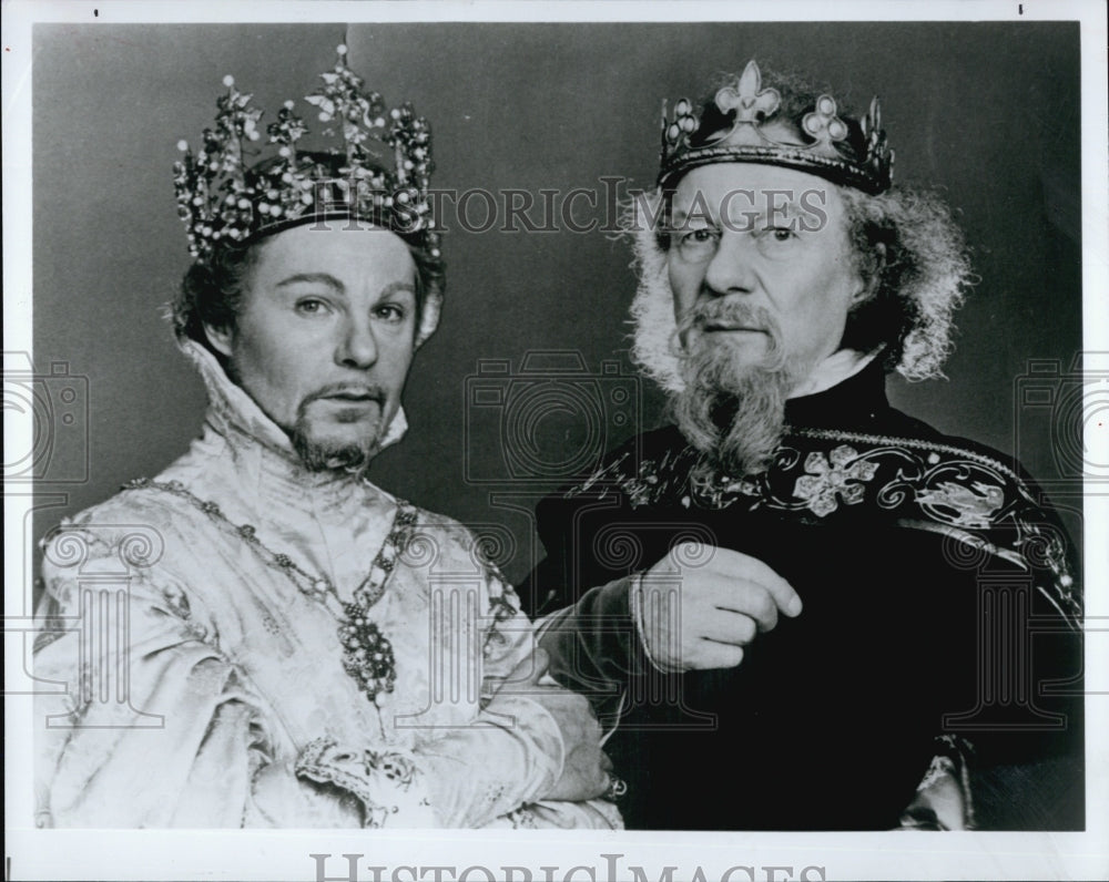 Press Photo Sir John Gielgud and Derek Jacobi in &quot;Richard II&quot; - Historic Images