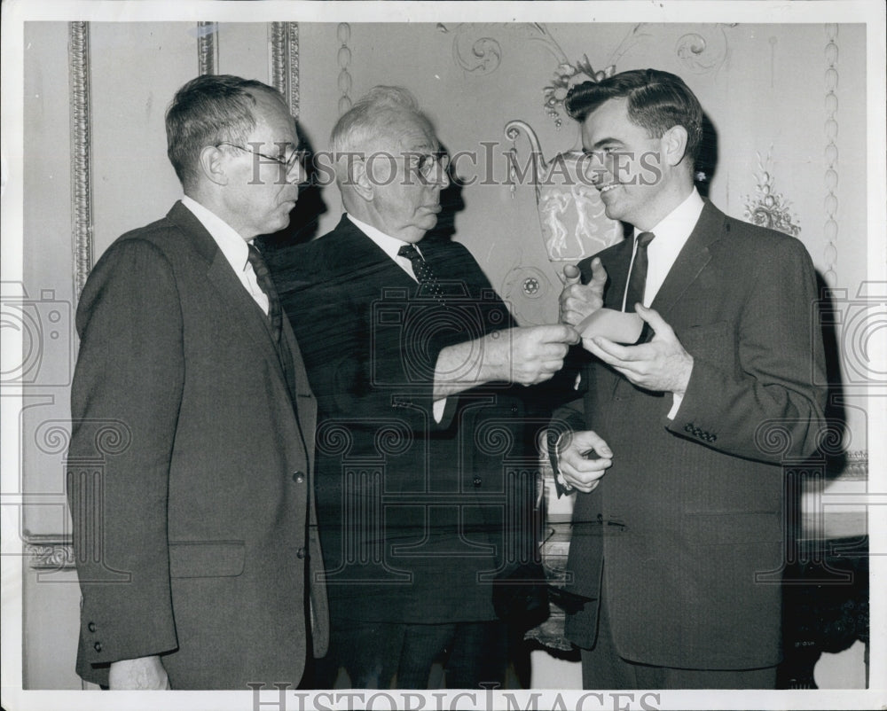 1964 Press Photo Dr Eugene Kusielwicz, Kosciuszko Foundation VP Dr metchie Budka - Historic Images