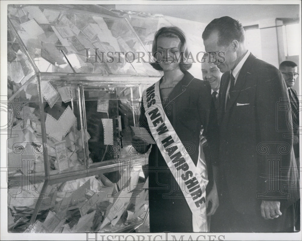 1965 Press Photo Miss New Hampshire Cheryl-Leigh Buffum and Edward Powers - Historic Images