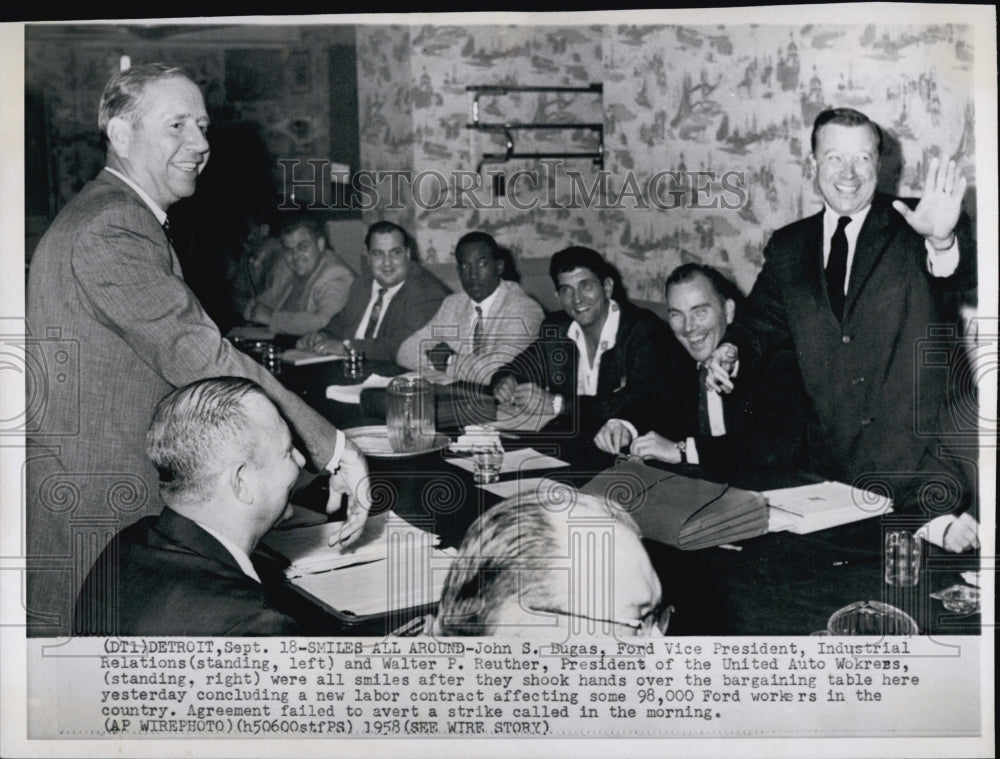 1958 Press Photo J. Bugas and W. Reuther at the bargaining table - Historic Images