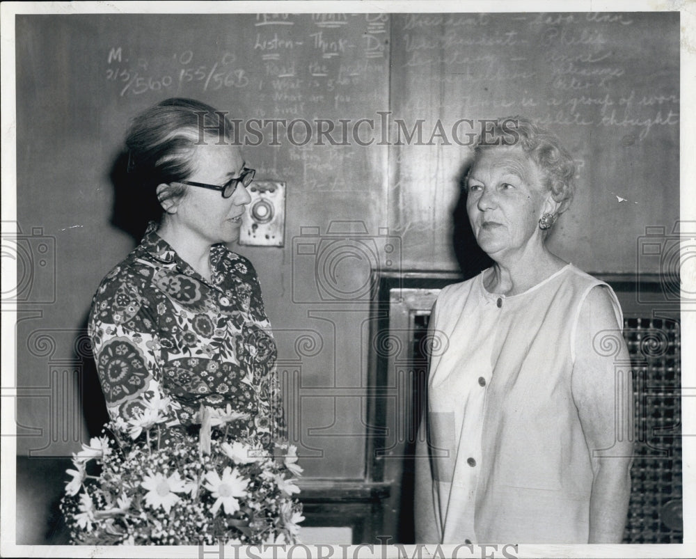 1973 Press Photo Edna M Desellier and School Master Kaye Cox - Historic Images