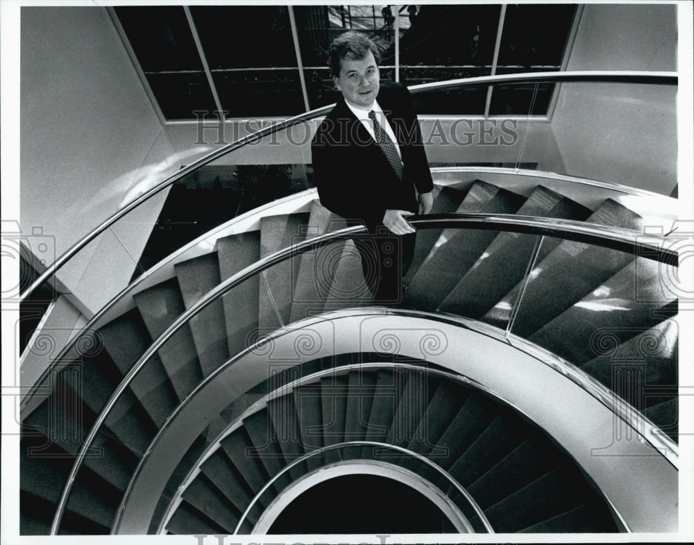 1994 Press Photo Jerry Devlin in his Burlington office lobby - Historic Images