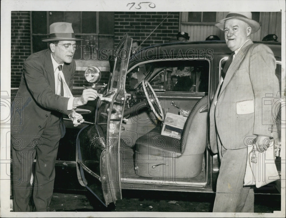 1949 Press Photo Police officer Leon Derchen &amp; Det Joseph Waldron - Historic Images