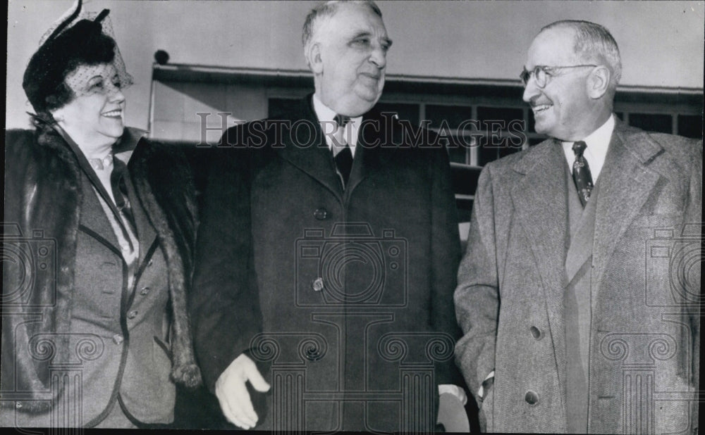 1952 President Truman, Chief Justice Fred Vinson and Mrs. Vinson - Historic Images