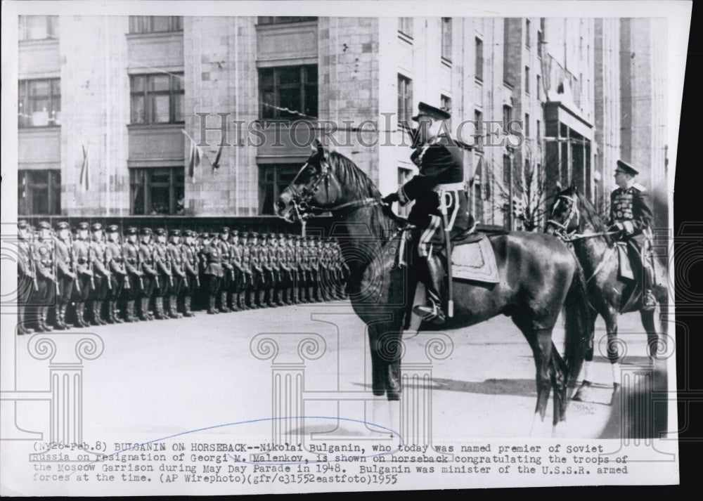 1955 Press Photo Nikolai Bulganin congratulatin the Moscow Garrison troops - Historic Images