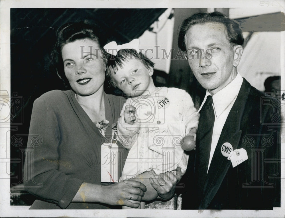 1949 Press Photo Josef Bujak, wife Zofia, 3-year-old child Krystina - Historic Images