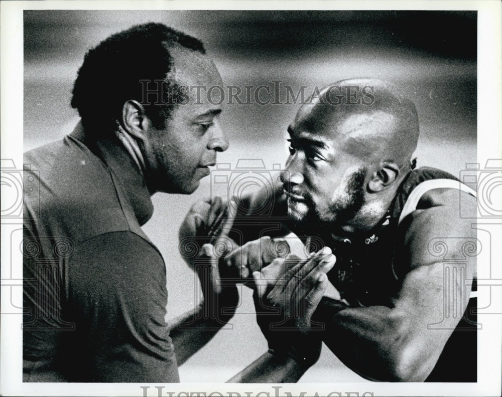 1984 Press Photo Riobard Buckner III works out indoor track Coach Mac Singleton - Historic Images