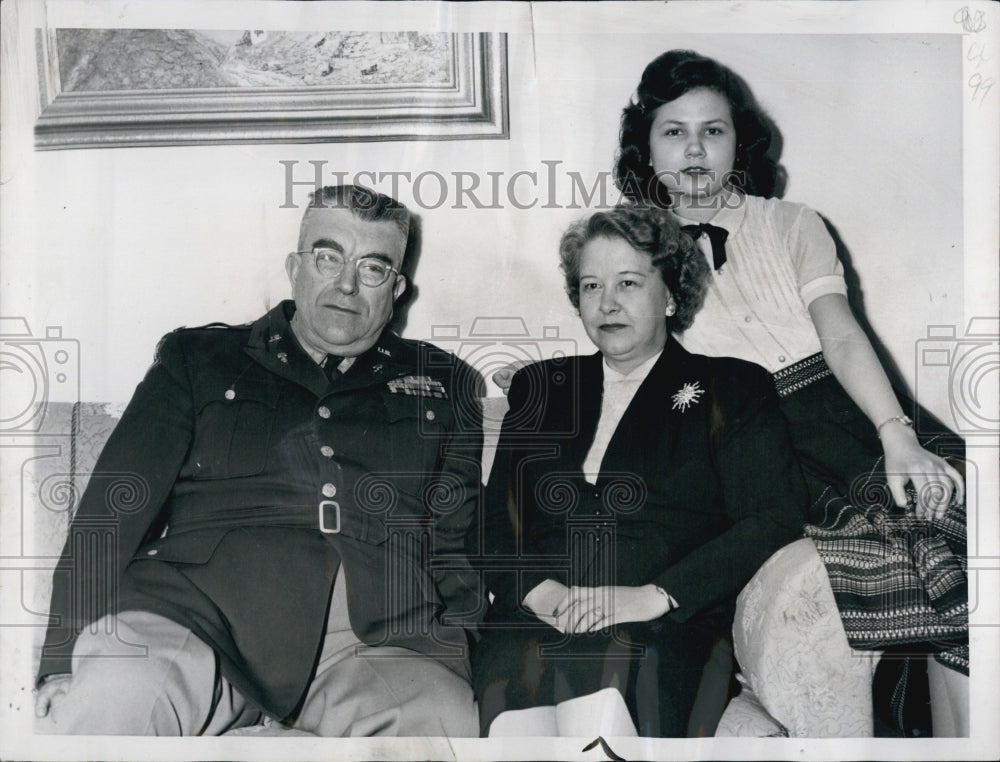 1953 Press Photo Susan Burbank and adoptive parents Col &amp; Mrs Burbank - Historic Images