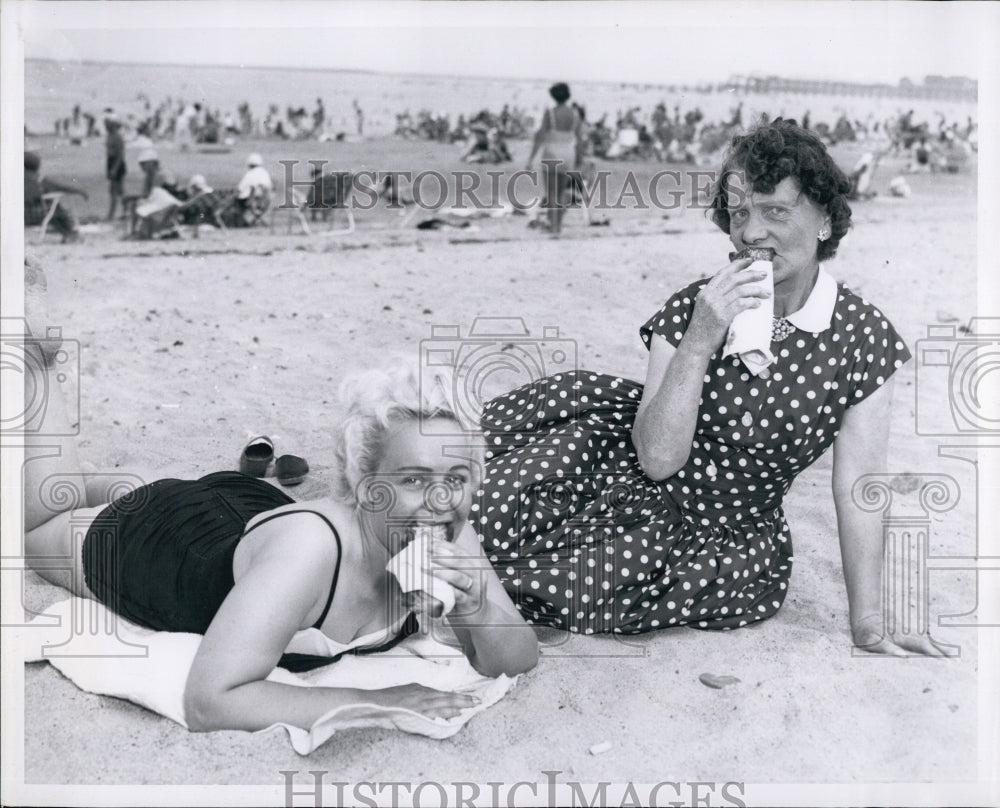 1958 Press Photo Mrs. Emma Glover from England, daughter Miss Iris Buffington - Historic Images