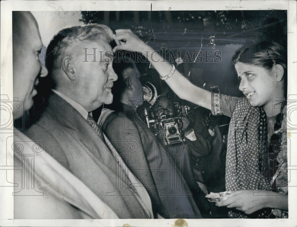 1955 Press Photo Soviet Premier Nikolai Bulganin receives &quot;Tilak&quot; - Historic Images