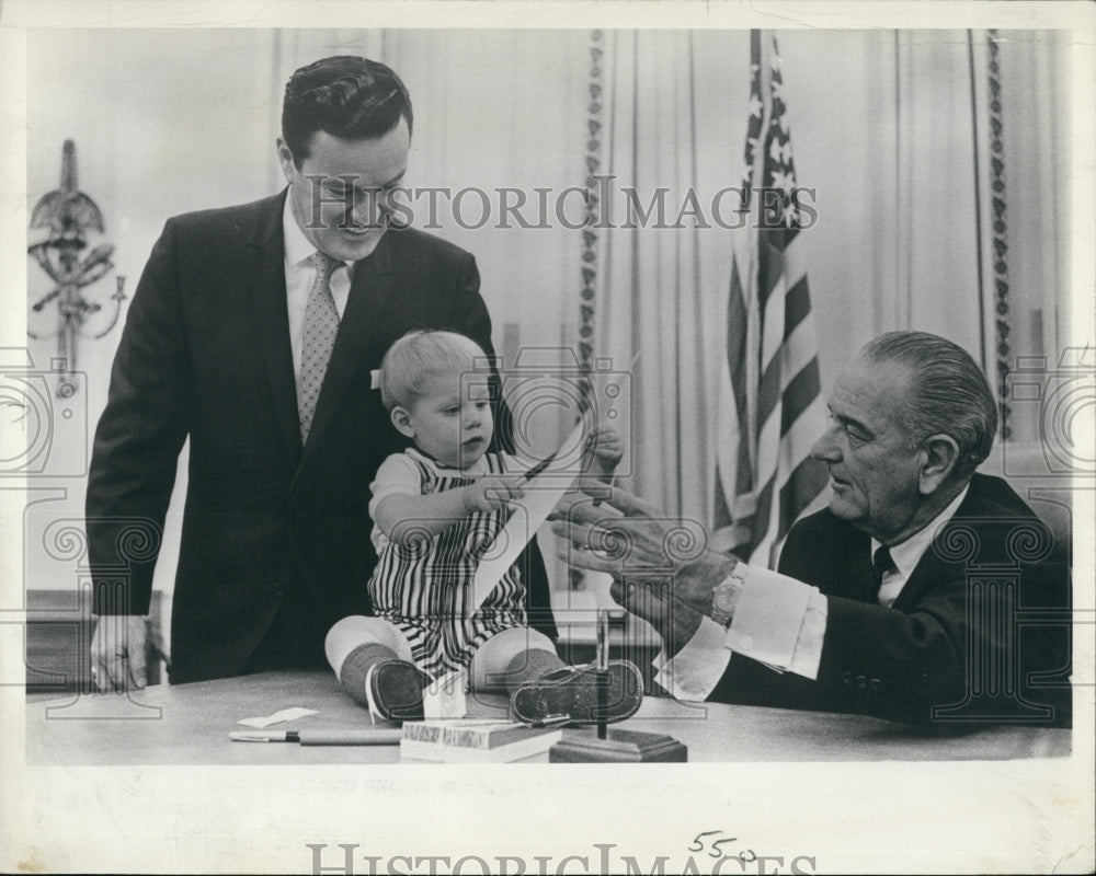 1968 Press Photo President Lyndon B. Johnson &amp; Grandson Lyn Nugent - Historic Images