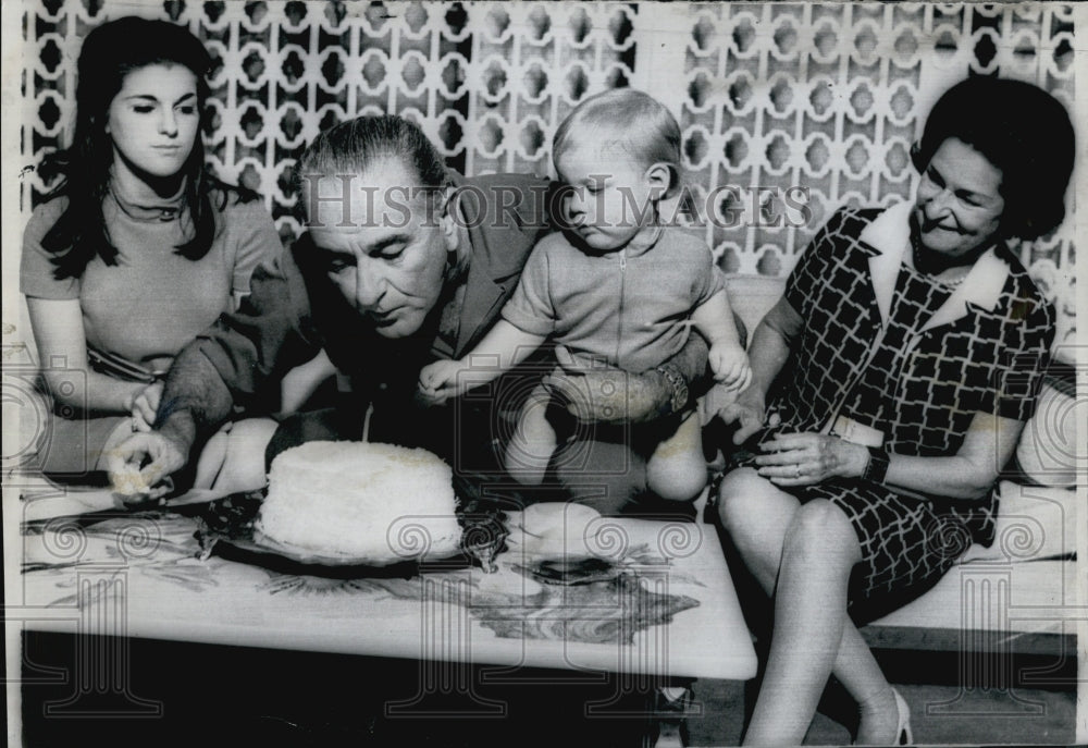 1968 Press Photo President Johnson blows out candle of his birthday cake - Historic Images