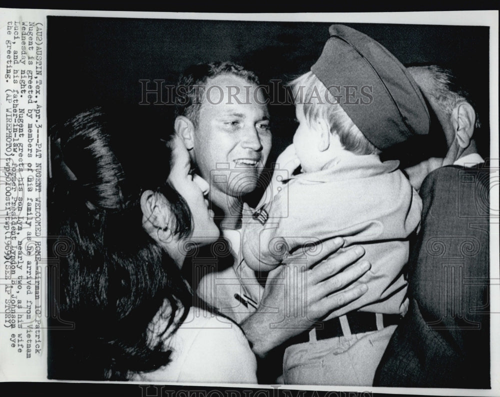 1969 Press Photo Airman Pat Nugent and family - Historic Images