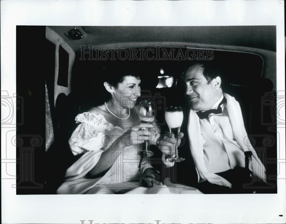 Press Photo Danny DeVito and Rhea Perlman in &quot;The Ratings Game&quot; - Historic Images